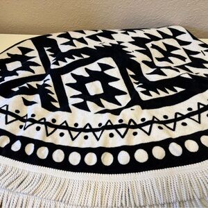Black and White Geometric Round Blanket